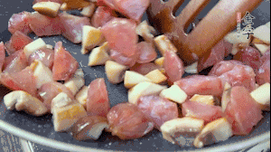 【餡料】4.鍋中油8成熱時，依次放入菌菇丁、香腸丁，適當(dāng)放點糖調(diào)味，炒熟。