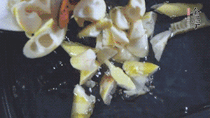 將淡咸肉、春筍、五花肉一起放入鍋中。