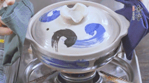 每隔30s將鍋傾斜一側(cè)。（受熱更均勻，鍋巴更噴香）