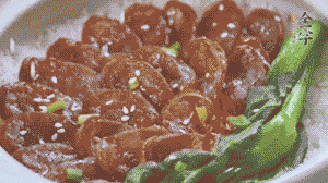 燜好后放入小青菜，均勻淋上醬汁，撒上蔥花或芝麻即可。