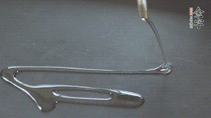 鍋中加少許油，爆香蔥姜蒜、香料 ，喜歡麻的也可以加點(diǎn)花椒！接著放入郫縣豆瓣醬煸炒出紅油。