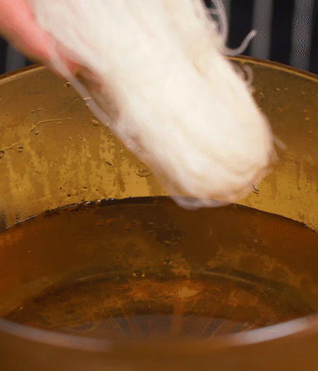 選用鮮嫩蠶豆，剝?nèi)ネ鈿ち粝露姑紫磧?，掰開成兩瓣。