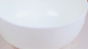 香腸切片，南瓜洗凈去皮切小塊，洋蔥切絲，米淘洗干凈備用。