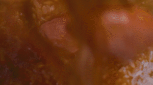 米放電飯鍋，倒入配菜，湯汁一起倒入（湯汁剛好沒過食材即可），電飯鍋開啟煮飯模式，煮好燜20分鐘，撒蔥花。