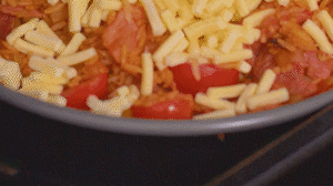 烤箱上下火180度預(yù)熱，將米飯分別盛入容器中。表面均勻的撒上馬蘇里拉芝士碎，放進(jìn)烤箱中層烤20分鐘左右，待芝士融化上色即可。