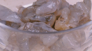 蝦去殼去蝦線，加姜絲、鹽腌制15分鐘，微煎1分鐘備用。