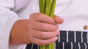 蘆筍刨去老筋，斜切小段。