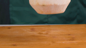 椰子切開頂部，把椰子水倒出，再把椰肉切片。