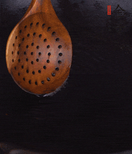 鍋中多倒些花生油，油溫達(dá)80度時(shí)，下芋頭丁炸 40 秒，直到表皮金黃，撈出待用。