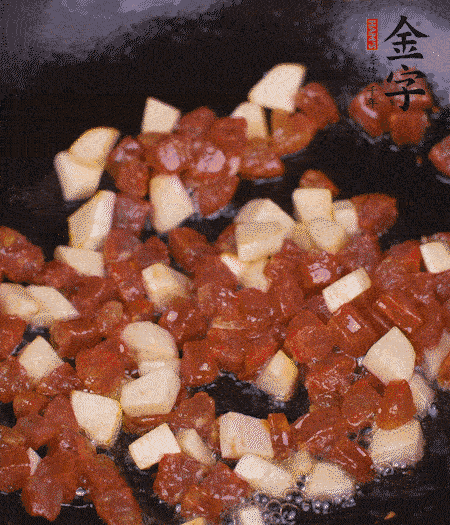 鍋中熱油，下香腸丁、茭白丁大火炒出香味。倒入米飯拍散，炒2～3分鐘。