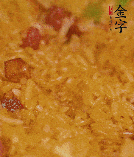 放一撮鹽、生抽少許，倒入炸好的芋頭。最后撒蔥花、蒜末翻炒均勻。