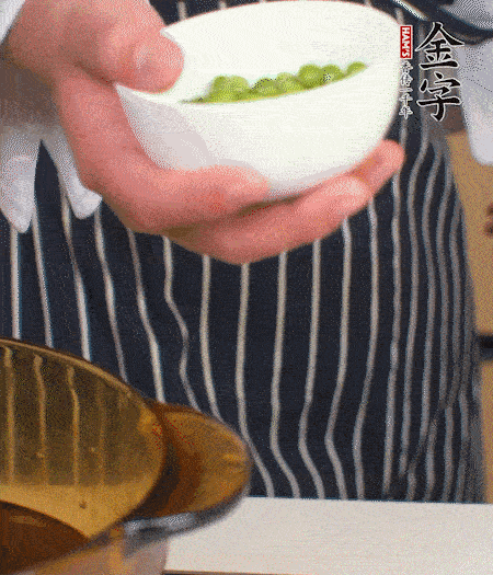 胡蘿卜、豌豆和干花菇焯水。