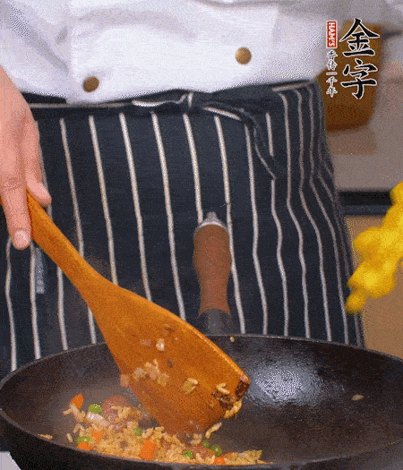 加咖喱塊、少許鹽、白糖調(diào)味，炒至咖喱塊融化后，倒米飯，翻炒至每粒米飯都包裹上咖喱，再放黃椒、青椒粒，出鍋前加菠蘿粒和小蔥翻拌均勻。