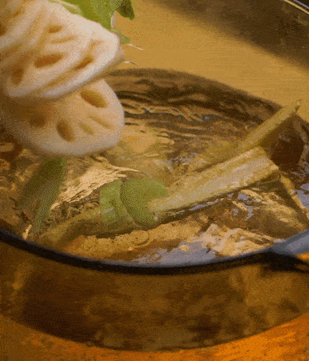 把玉米筍（對半切開）、西芹（切斜片）、蓮藕（切片），放入開水鍋內(nèi)，加點少許鹽、油，汆燙2分鐘。