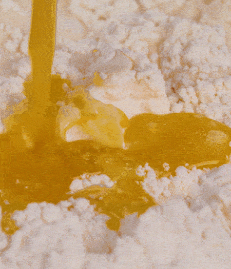 加融化的30g黃油（要不熱再倒）、黃椒、紅椒、白洋蔥、土豆、大蔥、香腸繼續(xù)攪拌均勻。