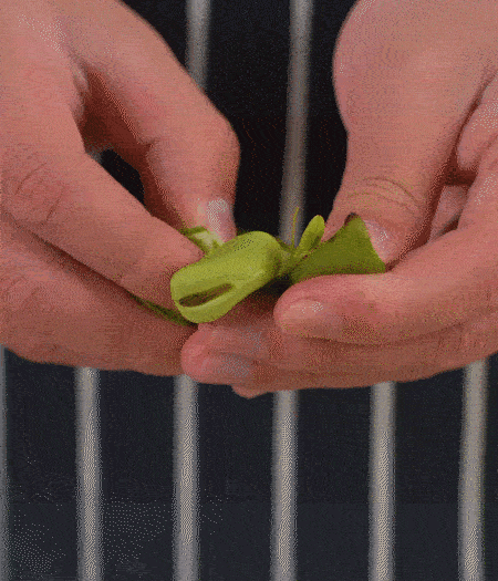 選用鮮嫩蠶豆，剝?nèi)ネ鈿ち粝露姑紫磧?，掰開成兩瓣。