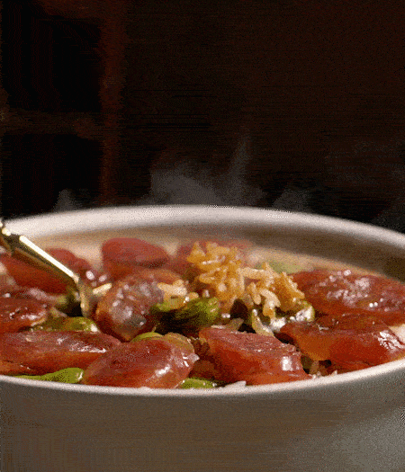 用生抽、白糖、蠔油、芝麻油調(diào)個汁，淋汁、攪拌、開吃。