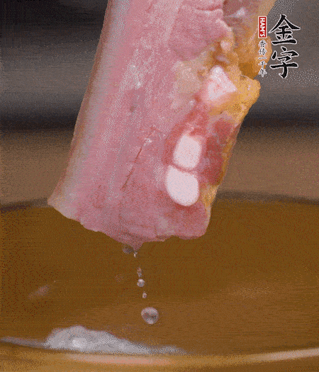 煮過的西蘭花切碎。煮熟的淡咸肉切丁。