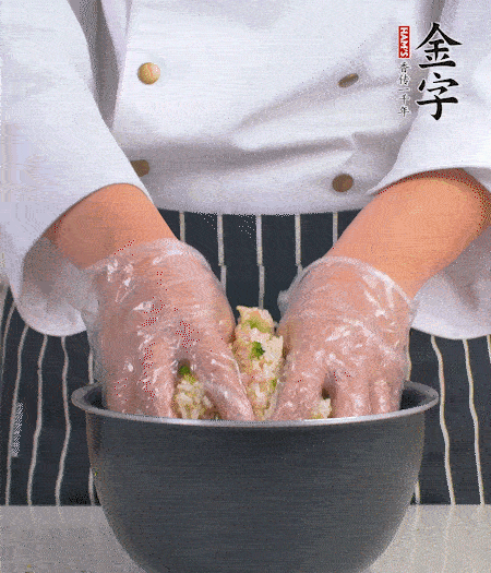 米飯中放西蘭花碎、咸肉丁，加少許黑胡椒、十來滴橄欖油拌勻。