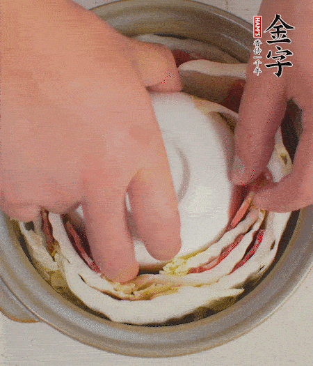 寬度剛好是鍋的高度?？垡粋€(gè)小碗更有助于幫助造型。