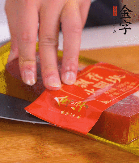 金字火腿切片，生姜切絲，蔥白切末。