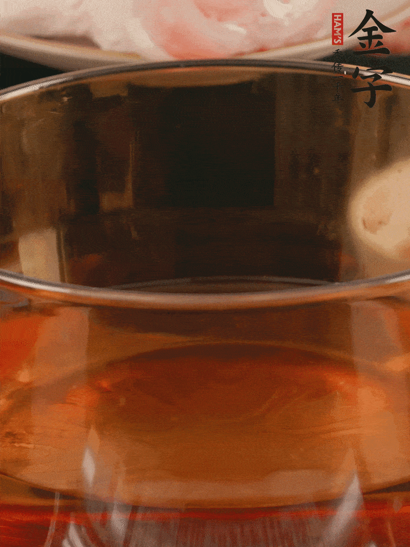 雞腿冷水入鍋，加姜片料酒焯水，撈出溫水洗凈。