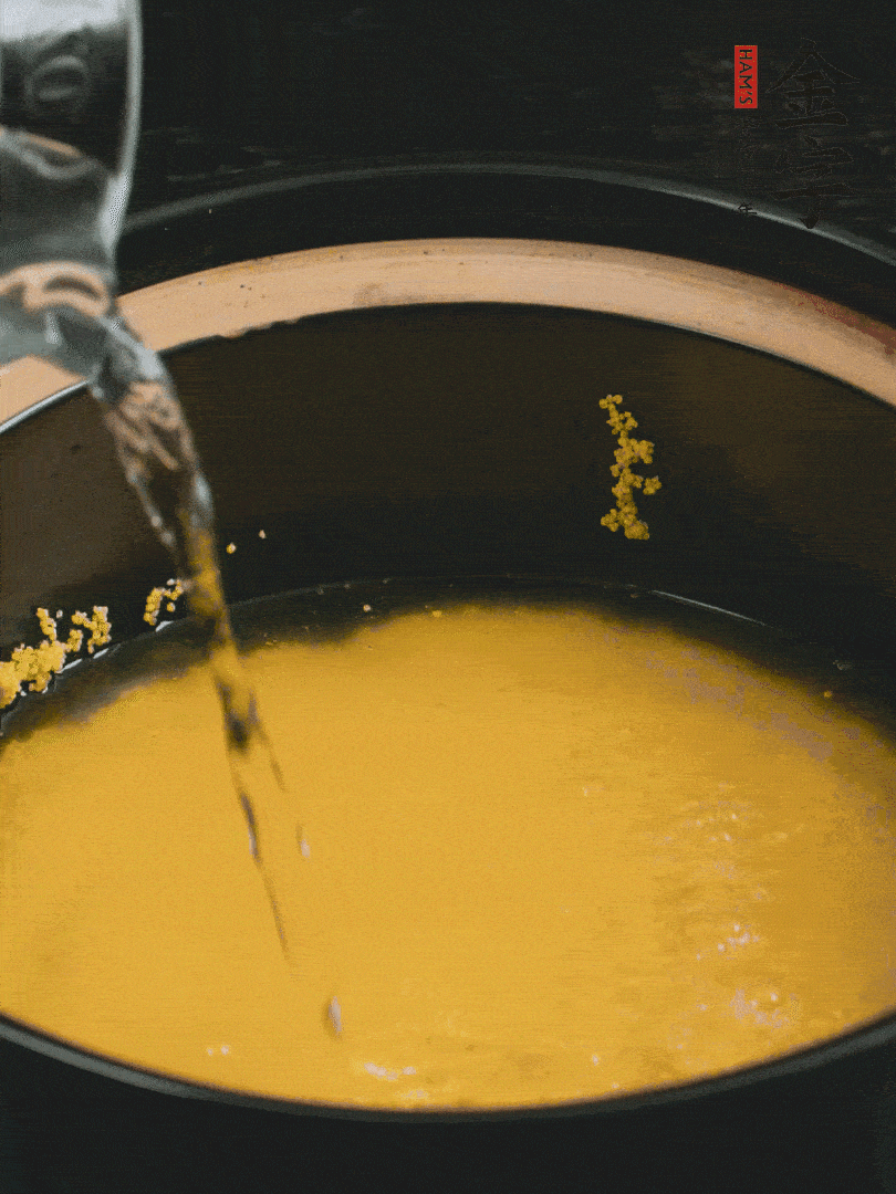 小米洗凈后，加水小火煲1個(gè)小時(shí)。