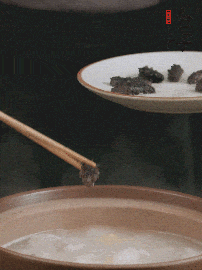 期間雞湯燉到80分鐘時(shí)，加小海參再燉10分鐘。