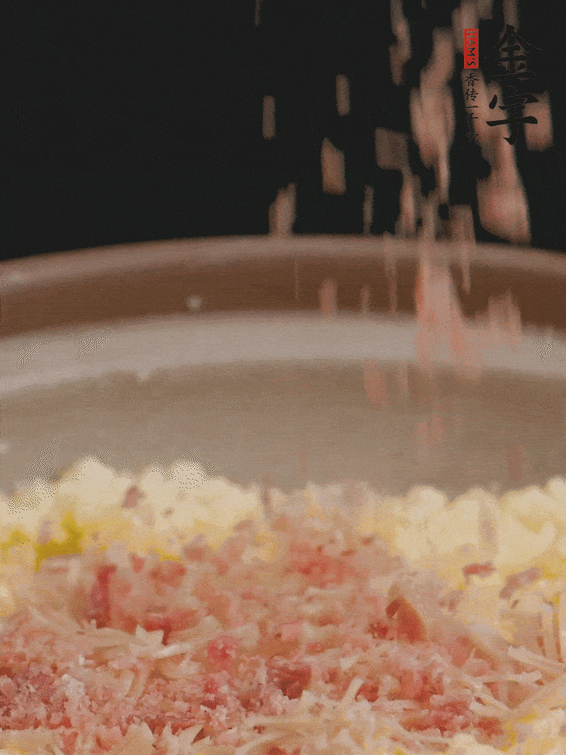 加雞湯沒(méi)過(guò)，放干貝絲、火腿末、小海參。