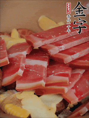 除鮑魚外的所有材料放進(jìn)鍋里，加清水、姜、黃酒，大火燒開，轉(zhuǎn)小火煲90分鐘。