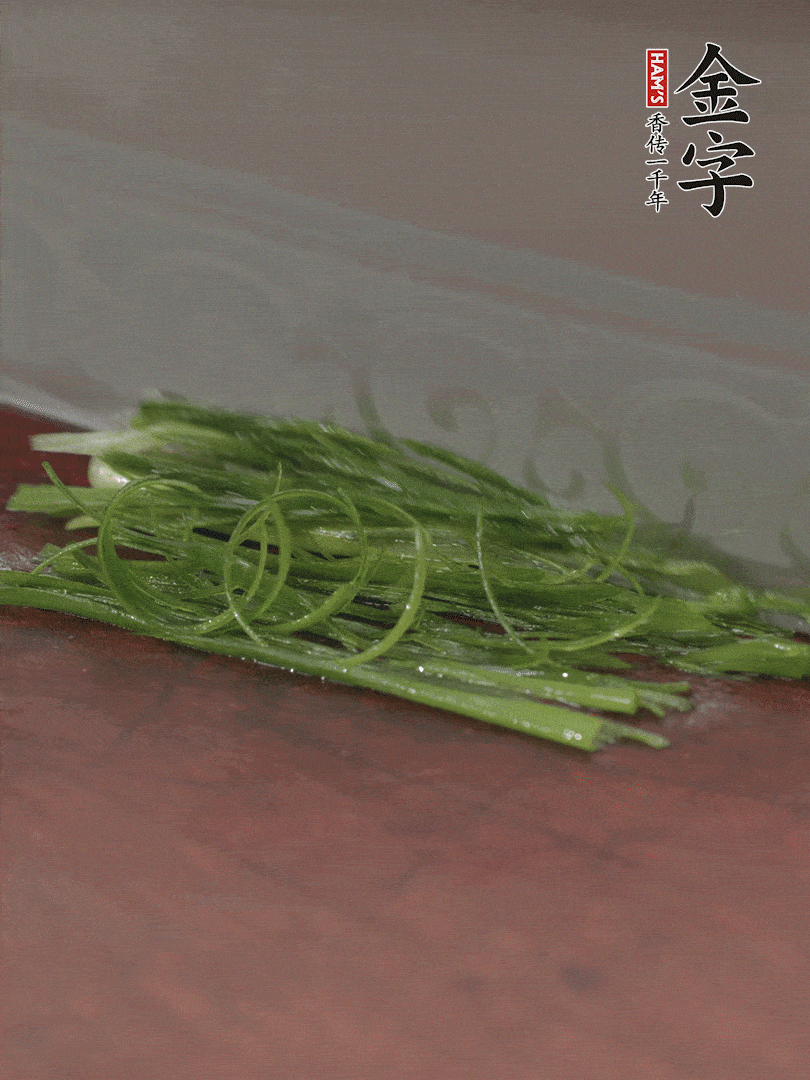 生姜切薄片，紅椒切細(xì)絲，小蔥蔥綠切細(xì)絲，泡入冰水中保持新鮮。