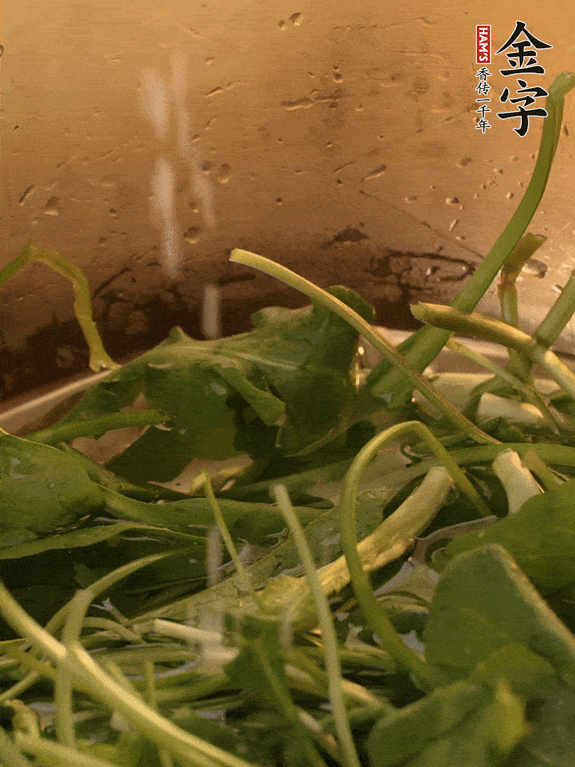 薺菜去掉根部，加小蘇打、鹽熱水沸騰燙軟。