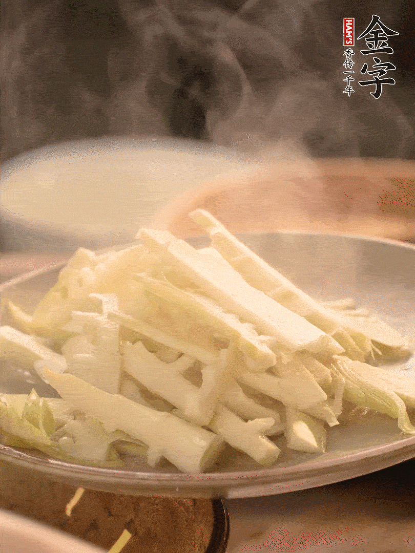 春筍切薄片，焯水去除澀味。