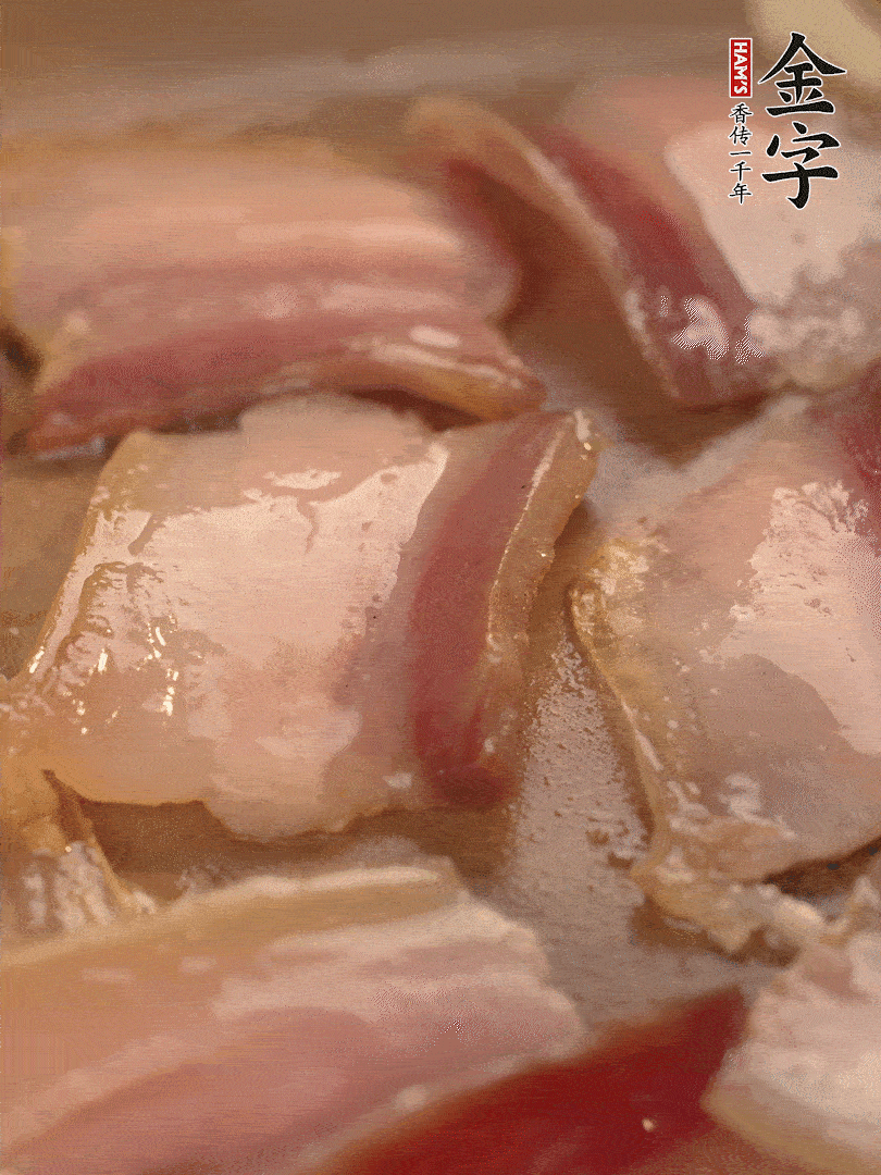 鍋中熱油煸香大蒜、咸肉。