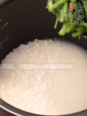 茼蒿、香腸放入浸泡好的大米，水沒過大米半指煮熟。
