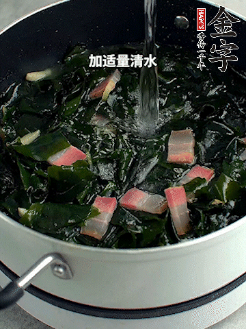 放入泡發(fā)好的裙帶菜翻炒一下，加適量清水燉煮。