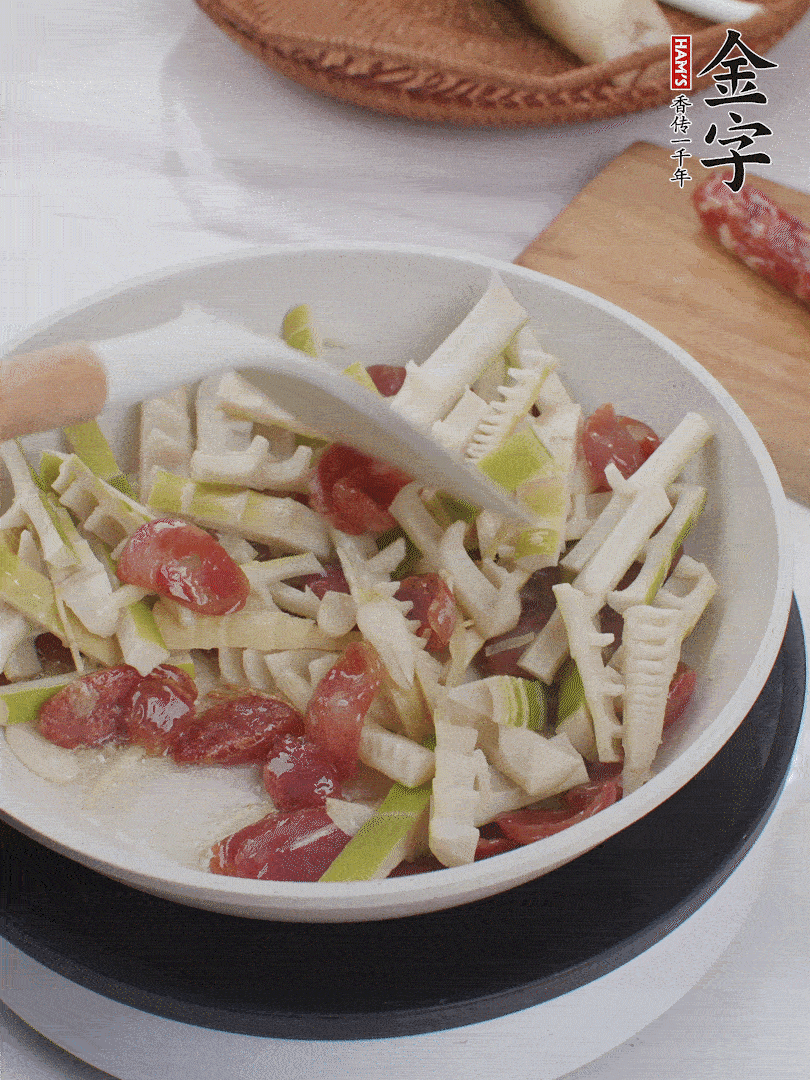 下春筍翻炒均勻，一小撮鹽調(diào)味。