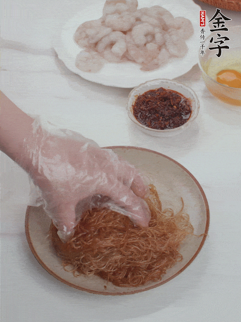 粉絲泡軟后，入沸水煮10秒，撈出后加1/2勺老抽、1/2勺食用油挑松。