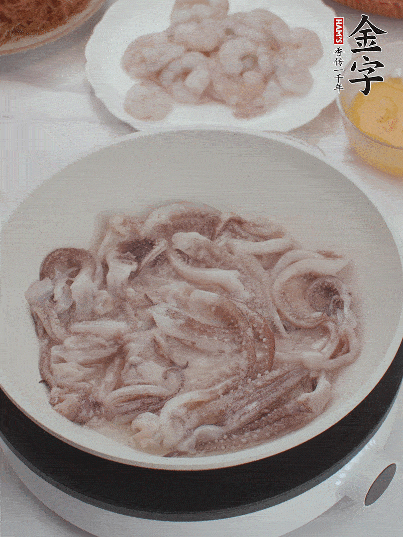 蝦仁、魷魚滑油，蛋液炒制半熟。