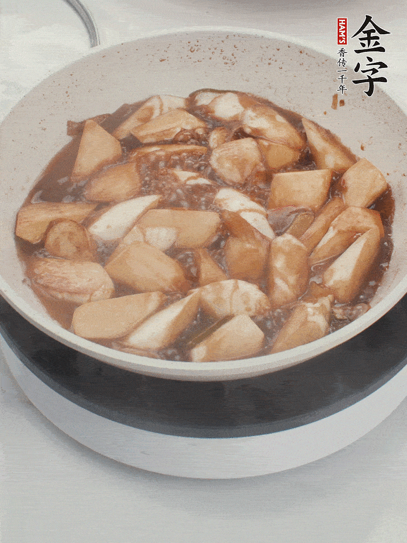 待茭白煸到微微發(fā)黃加入調(diào)好的味汁翻炒。加一小碗清水蓋蓋子燜3-4分鐘。