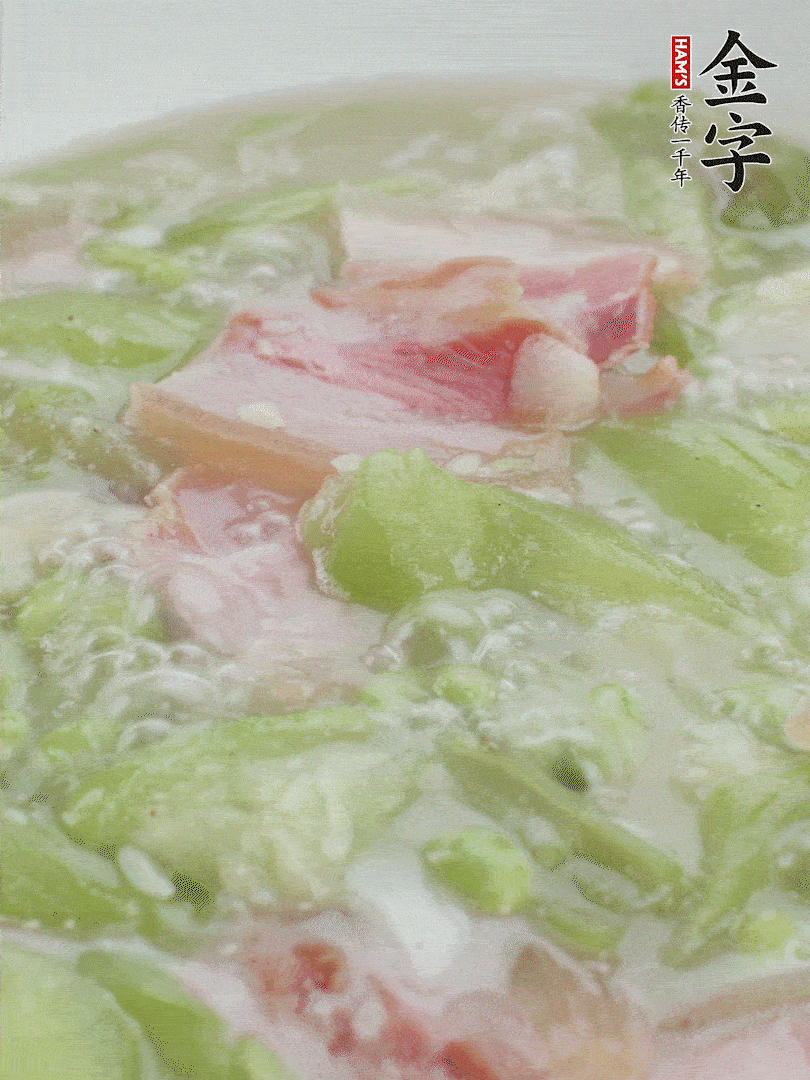 加一點(diǎn)熱水、白胡椒粉、雞精翻炒1分鐘。