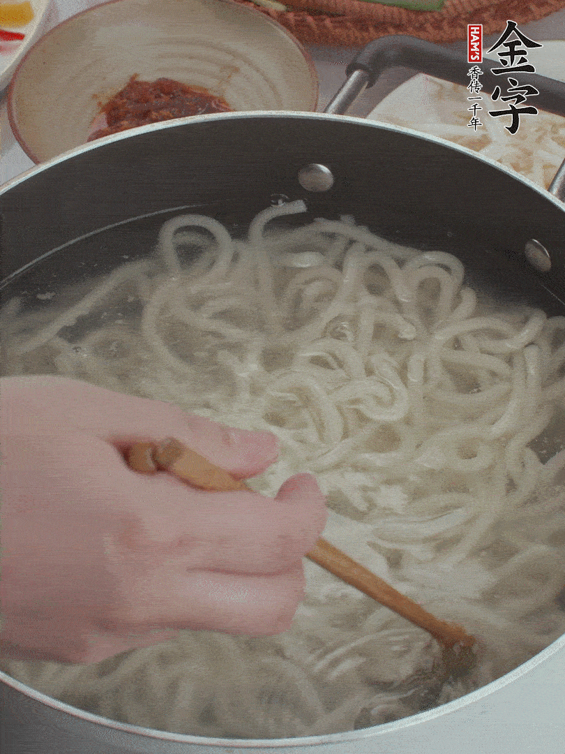 鍋中水煮沸，下烏冬面焯5秒鐘，撈出瀝干。