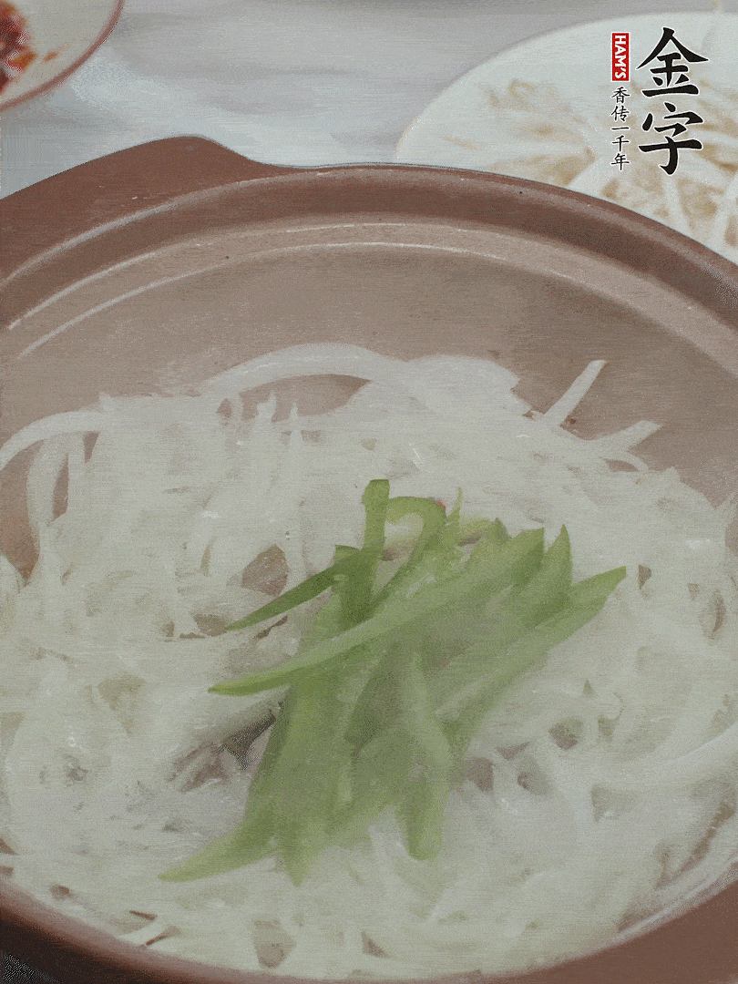 放烏冬面、青紅椒、豆芽。