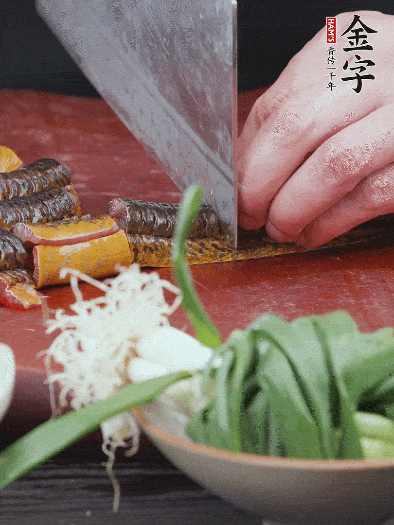 黃鱔去內(nèi)臟洗凈，切花刀斬段。沸水下鍋，加黃酒焯水去血沫。