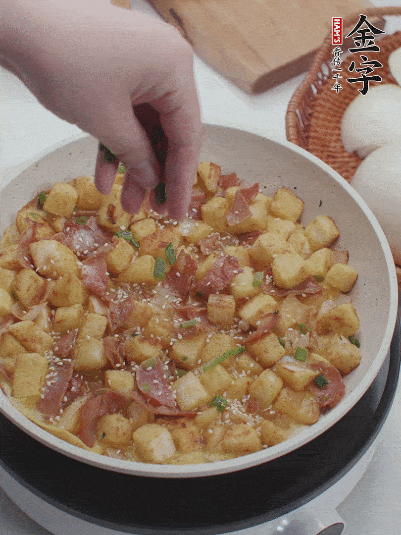 淋入剩余蛋液，蛋液凝固，撒上蔥綠和熟芝麻。