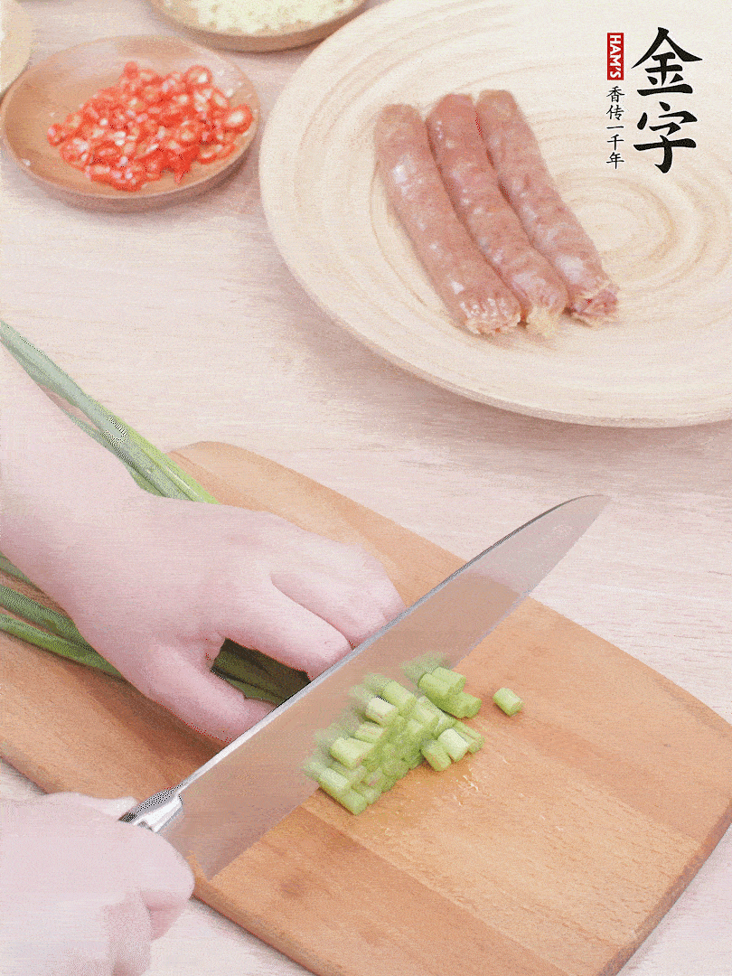 蒜苔切丁，蔥姜蒜切小丁，小米辣切圈。