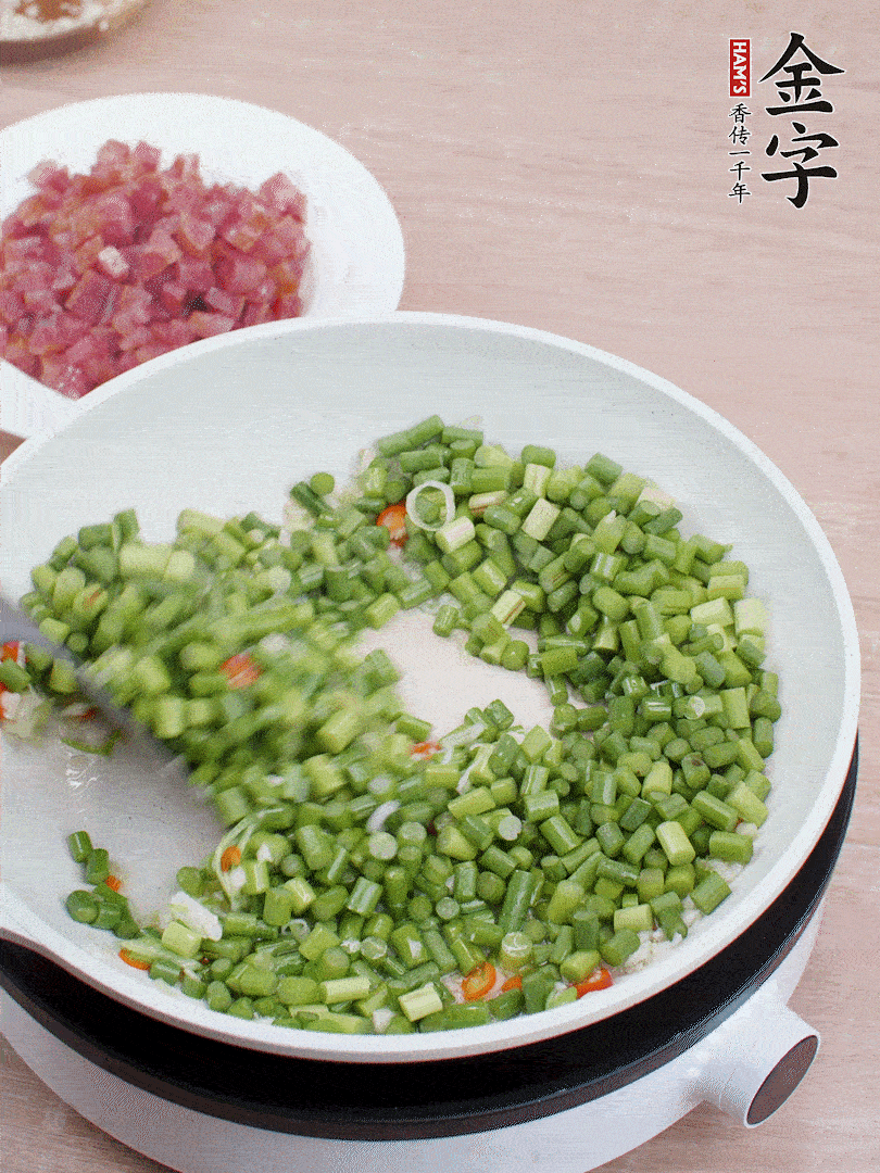 下蒜苔丁、一點(diǎn)鹽翻炒。