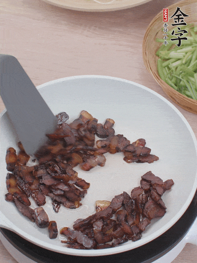 起鍋熱油，煸香醬油肉。