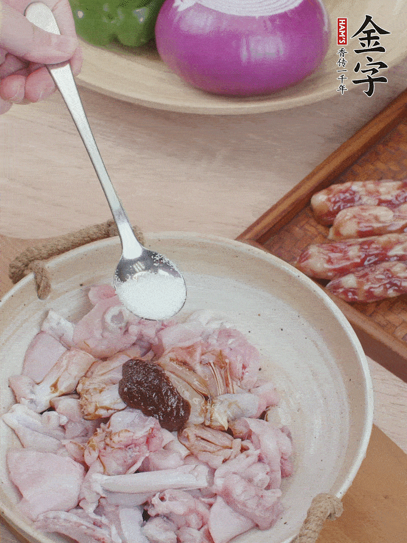 牛蛙塊加1勺柱候醬、1勺生抽、1/3勺白砂糖腌漬20分鐘。