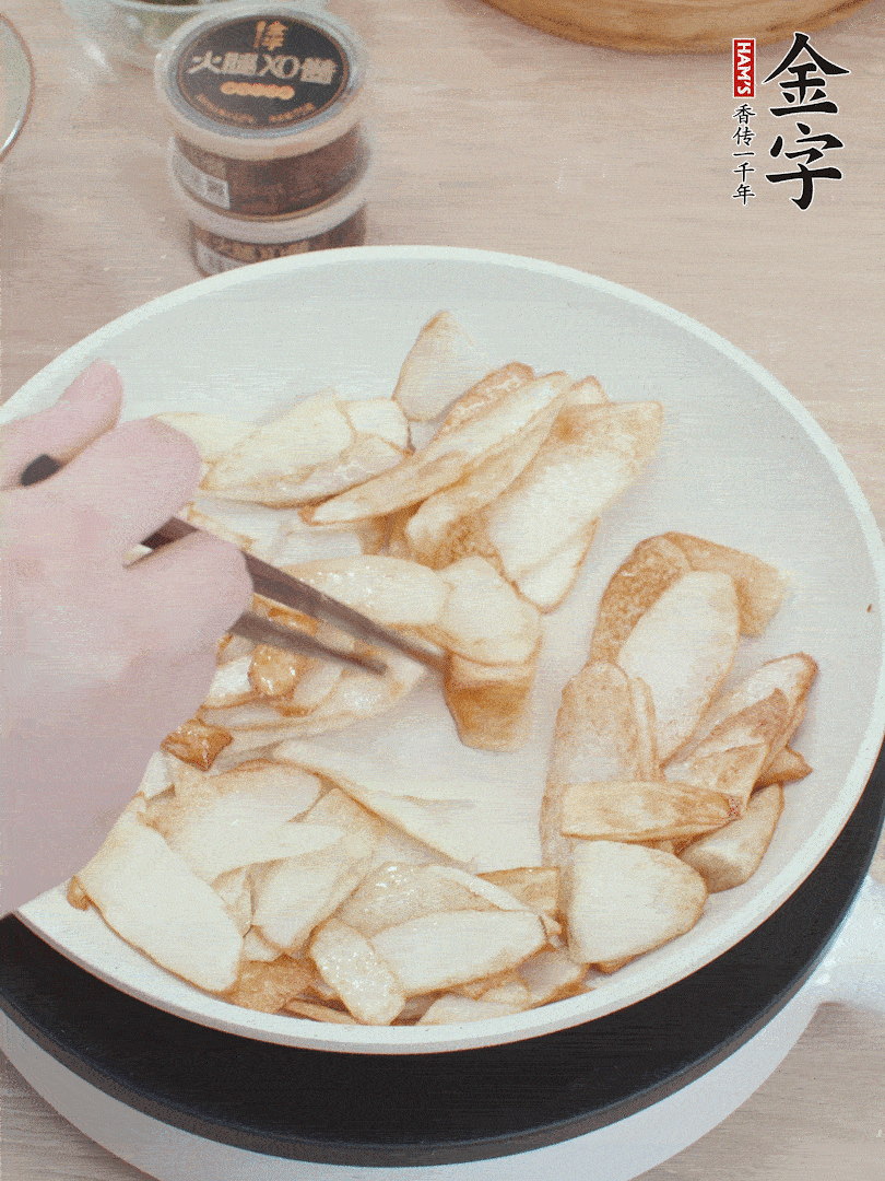 鍋中熱油，山藥煎至兩面金黃。